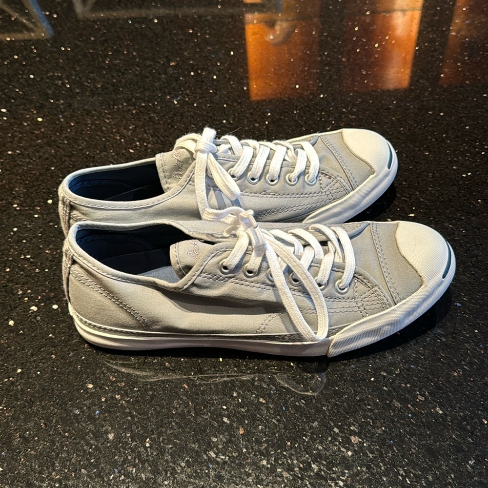 Women’s 8.5 grey and white converse.